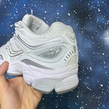 Saucony ProGrid Omni 9 TMY – White / Silver