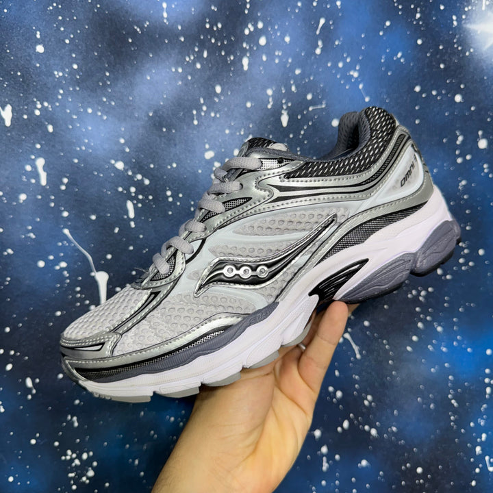 Saucony ProGrid Omni 9 – Argenté & Gris / Noir